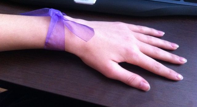 Purple bracelet method to get rid of negative thoughts