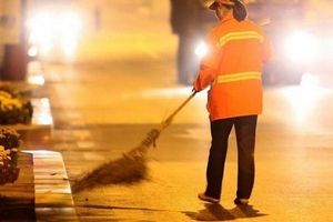 A Chinese millionaire woman wakes up at 3 in the morning to clean the streets