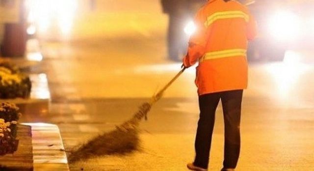 A Chinese millionaire woman wakes up at 3 in the morning to clean the streets