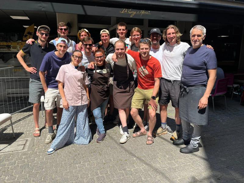 L'équipe réunie devant le restaurant