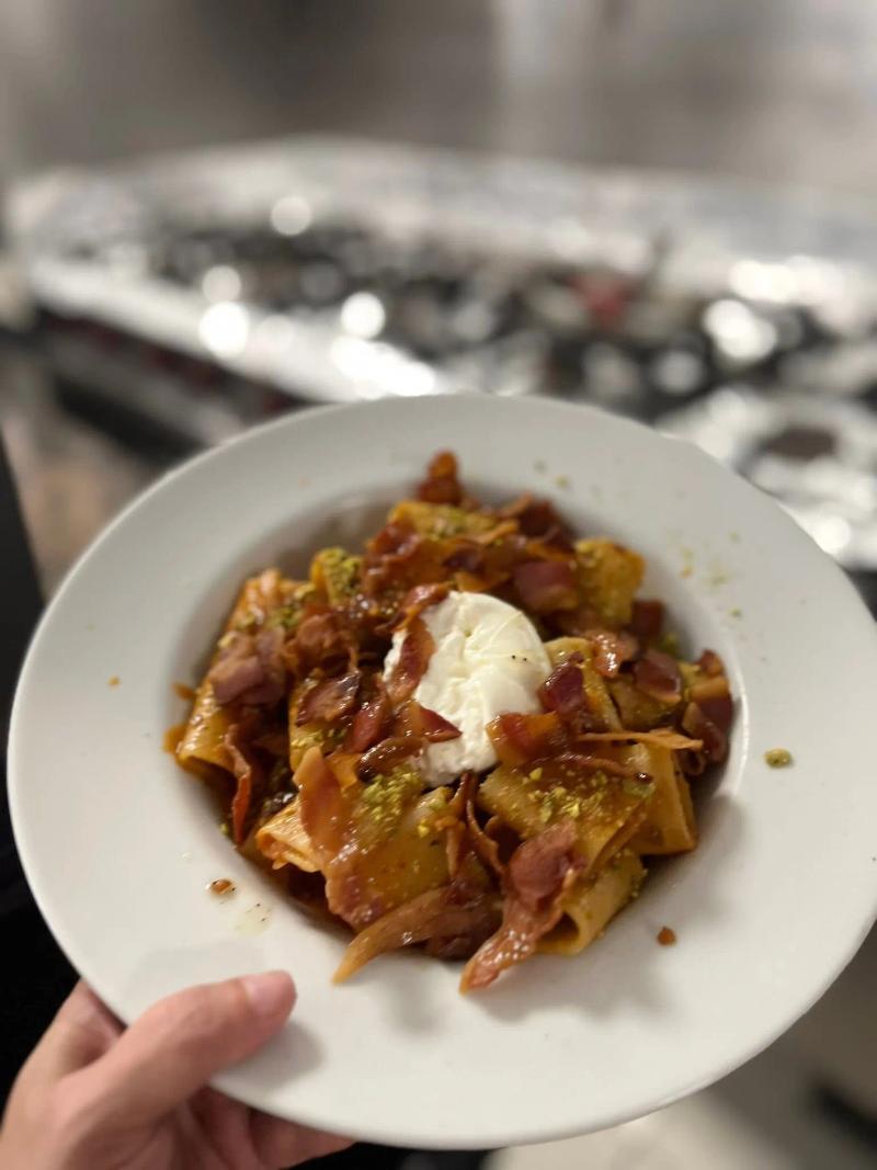 Pâtes à la tomate et à la burrata
