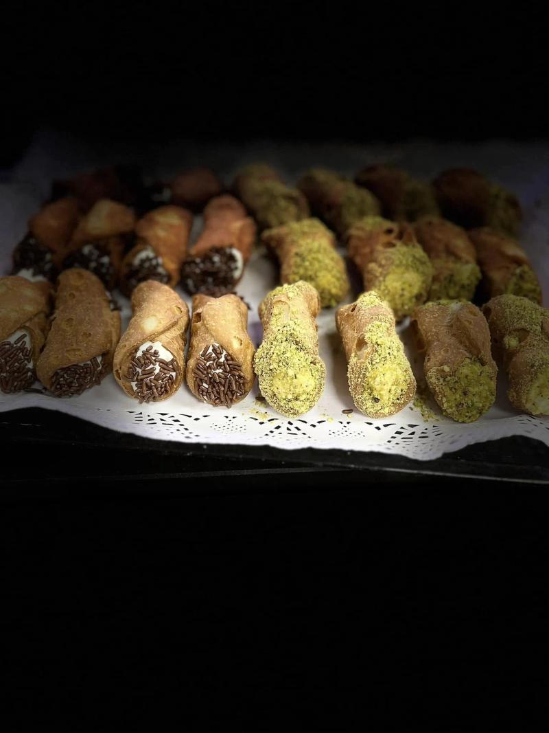Plateau de cannoli à la pistache et au chocolat