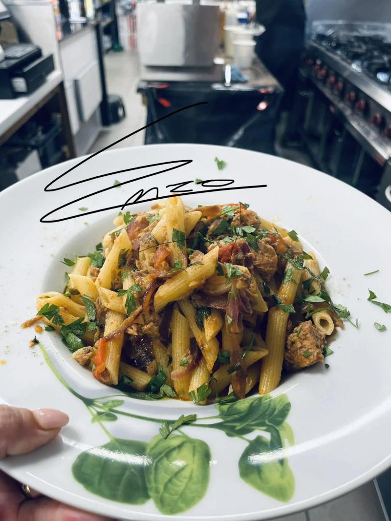Penne en sauce servies à l'assiette