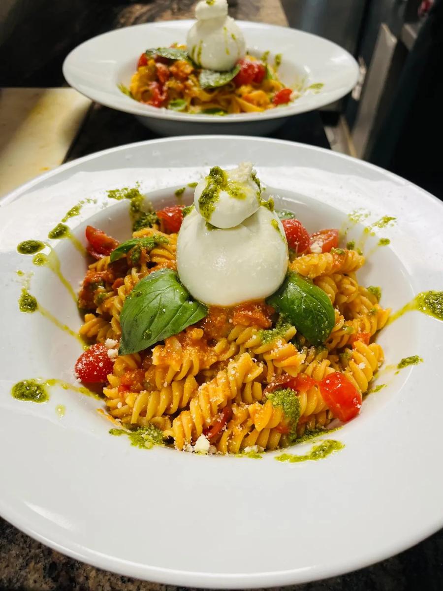 Pâtes à la burrata dressées à l'assiette, servies sur place
