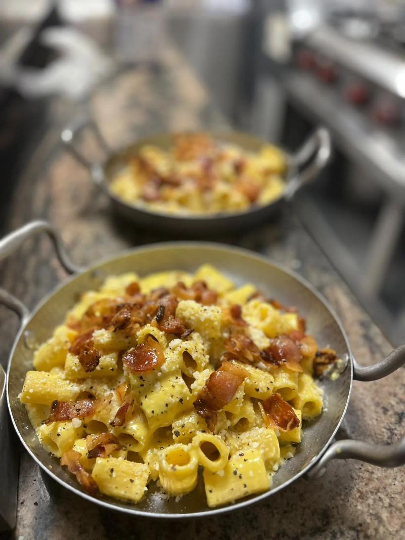 Carbonara à l'italienne servie dans son poêlon