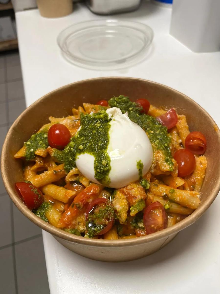 Les mêmes pâtes à la burrata, en bol à emporter