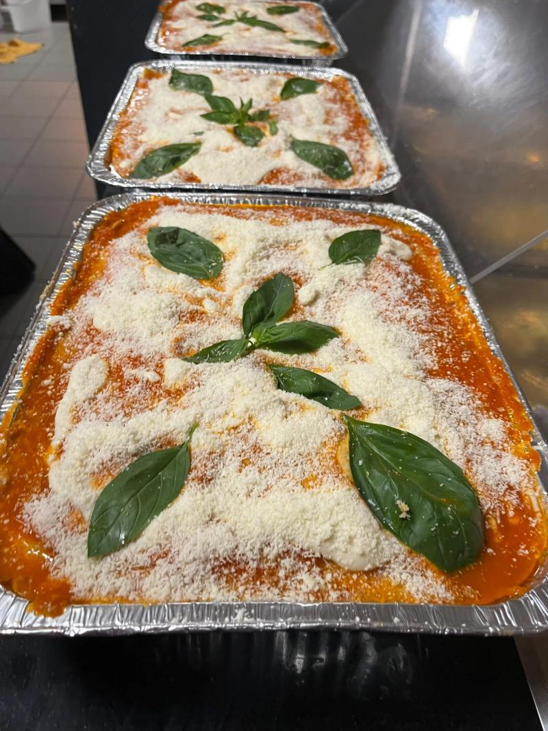 Platines de lasagnes familiales garnies de basilic