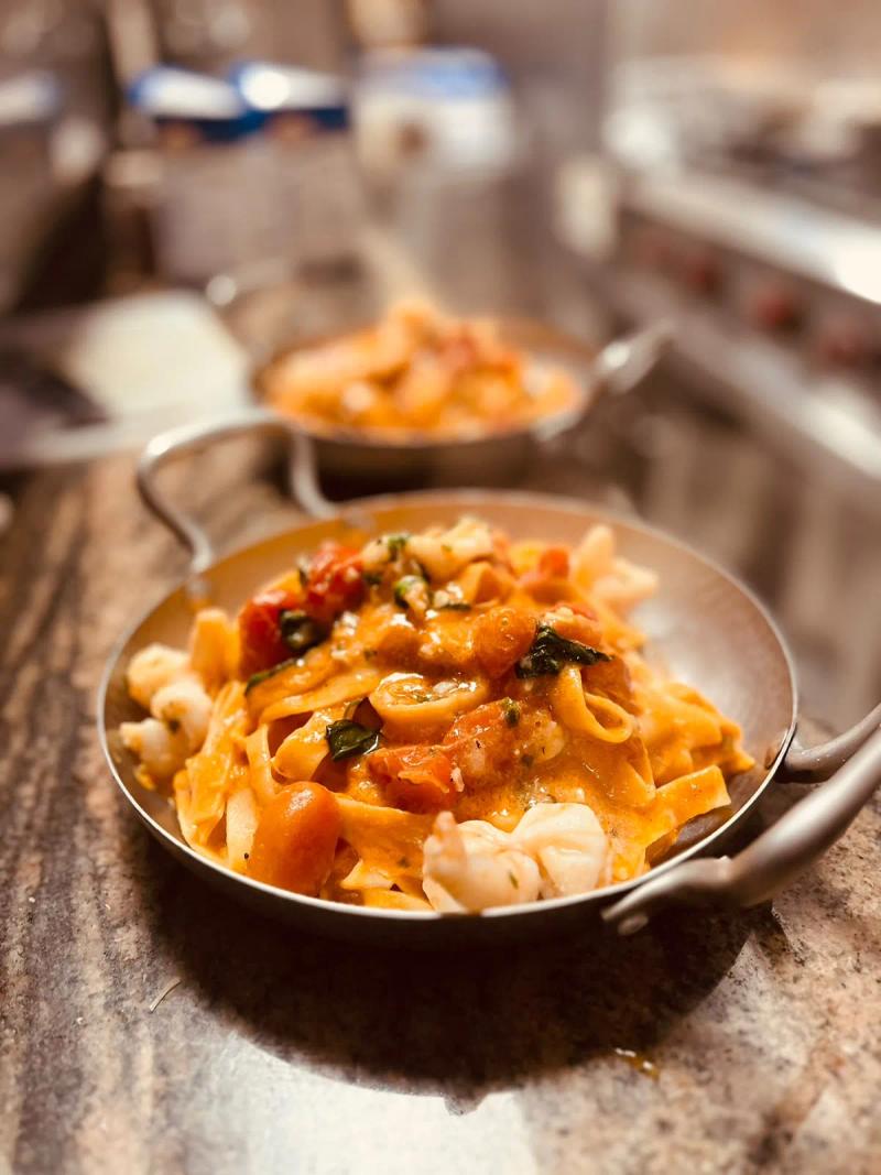Pâtes à la sauce tomate dans leur poêlon