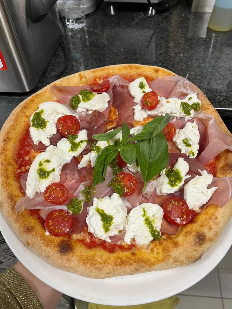 Pizza au jambon cru, burrata et pesto