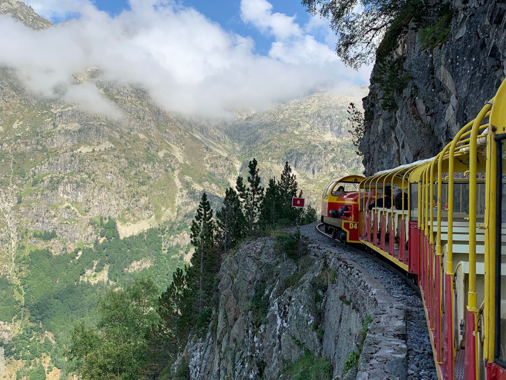 Вузькоколійна залізниця Артуст