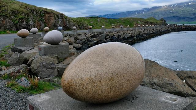 Eggin í Gleðivík (The Eggs of Merry Bay)