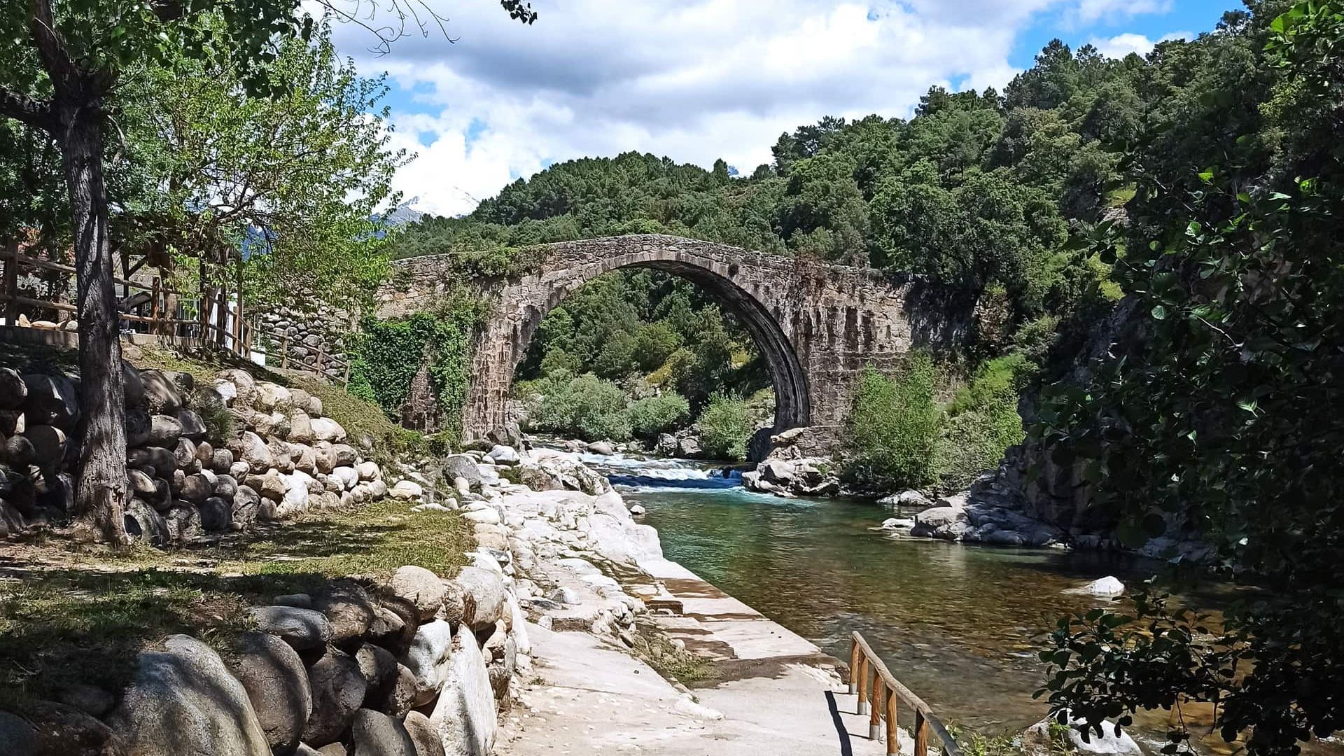 Природный бассейн Мадригаль-де-ла-Вера