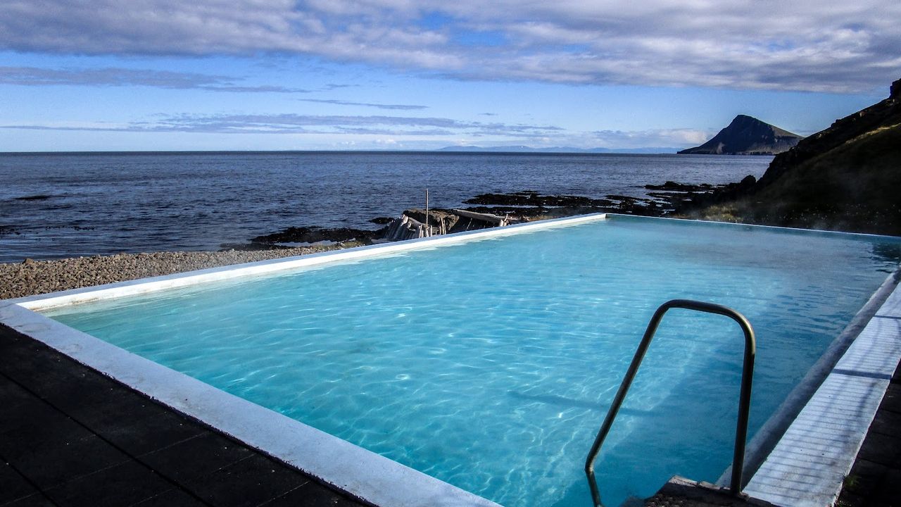 Krossneslaug Hot Pool
