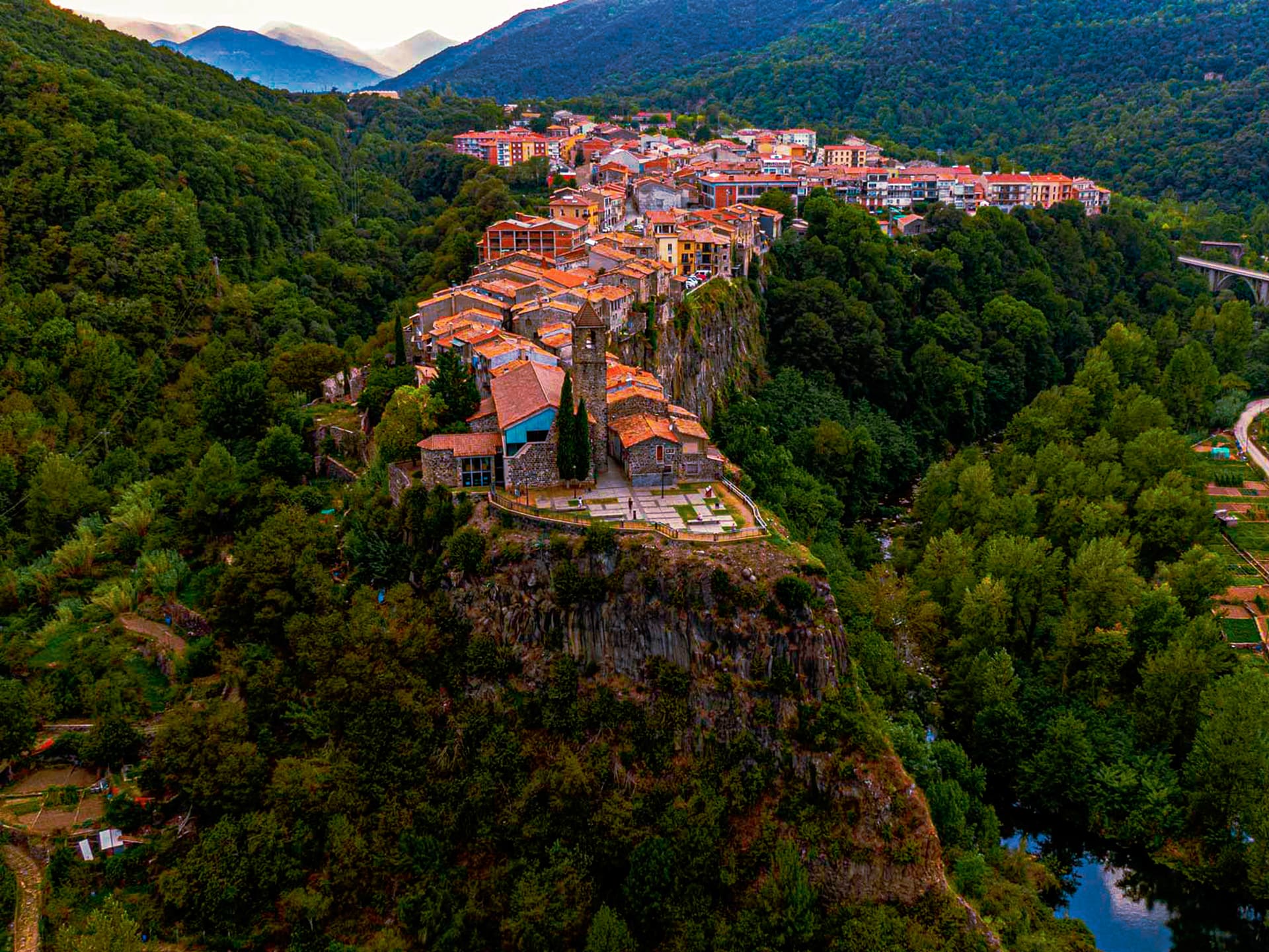 Кастельфольит-де-ла-Рока