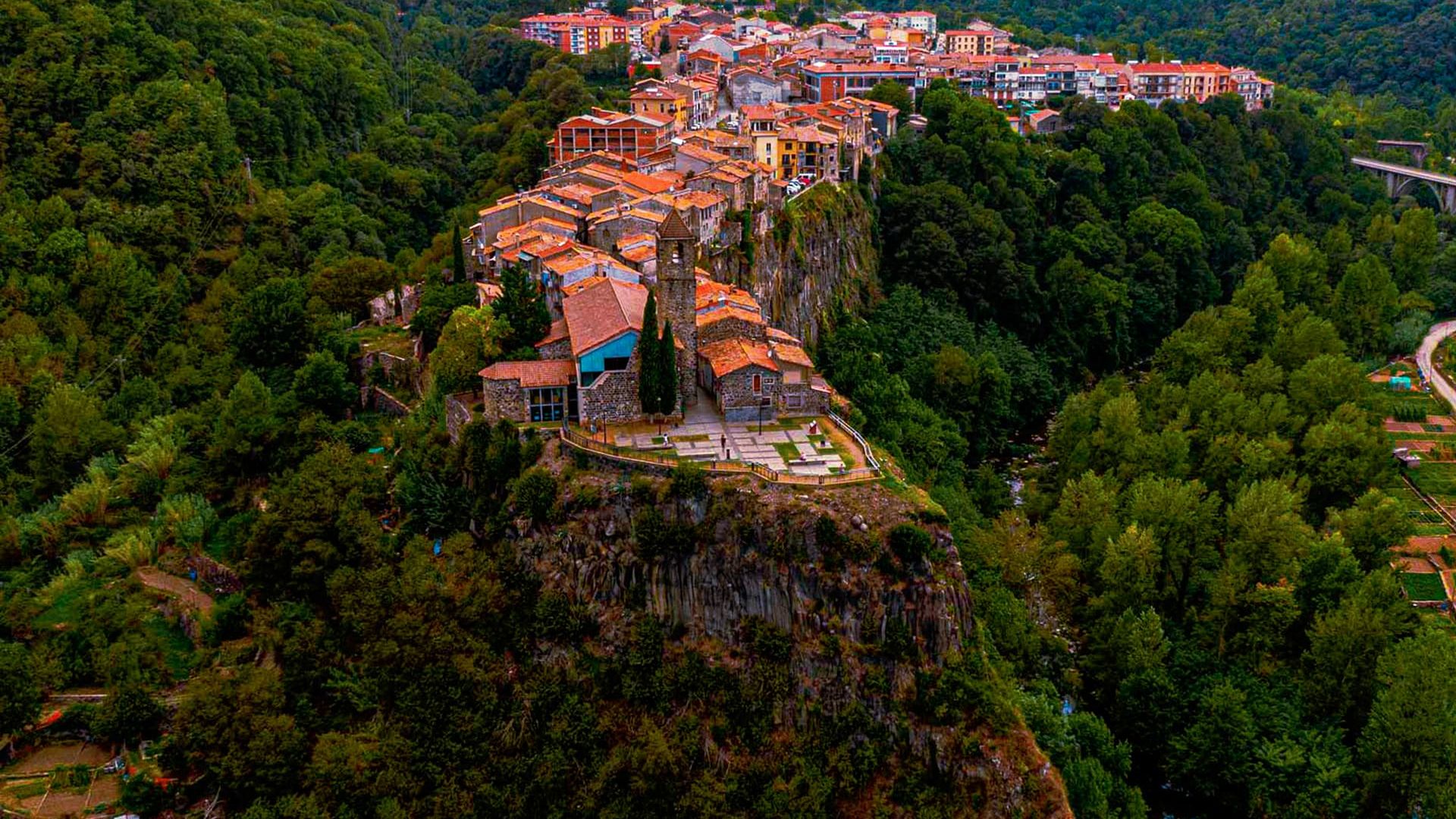 Кастельфольит-де-ла-Рока