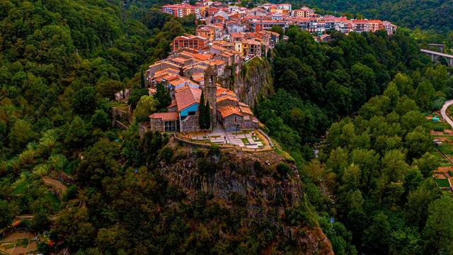 Кастельфольит-де-ла-Рока