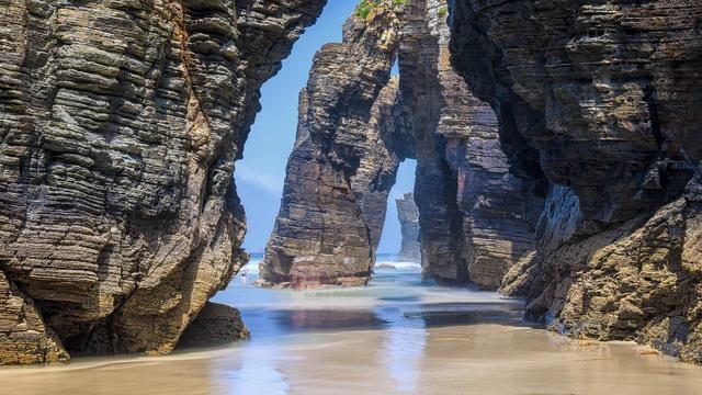 Пляж Лас-Катедралес