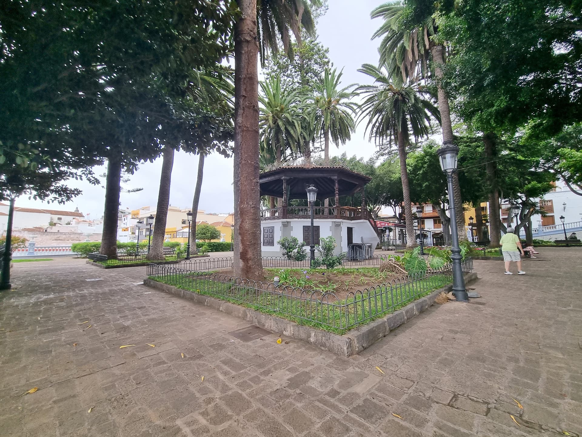 Площадь Андреса-де-Лоренсо Касереса