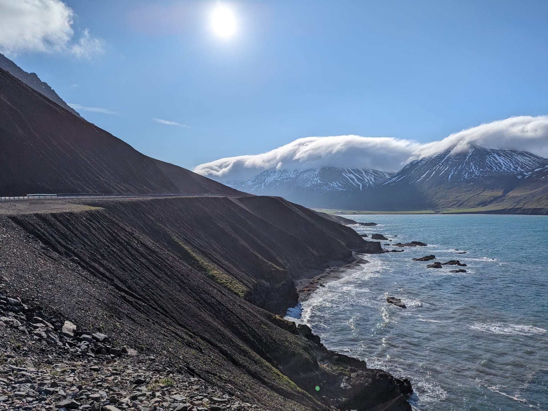 Прибрежный участок дороги Ньярдвикурскридюр
