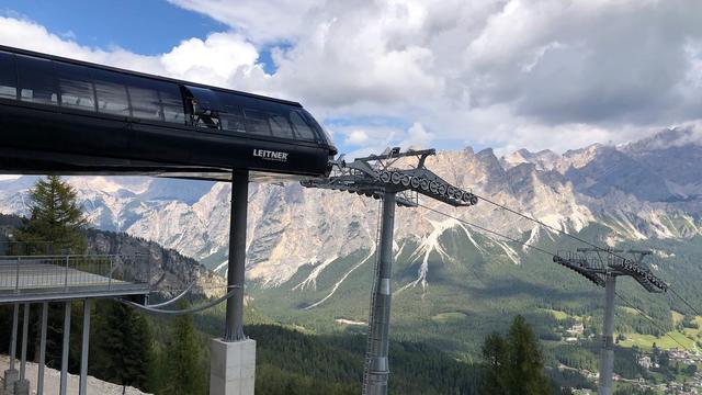 Cable car / Cablecar Tofana - Arrow in the sky