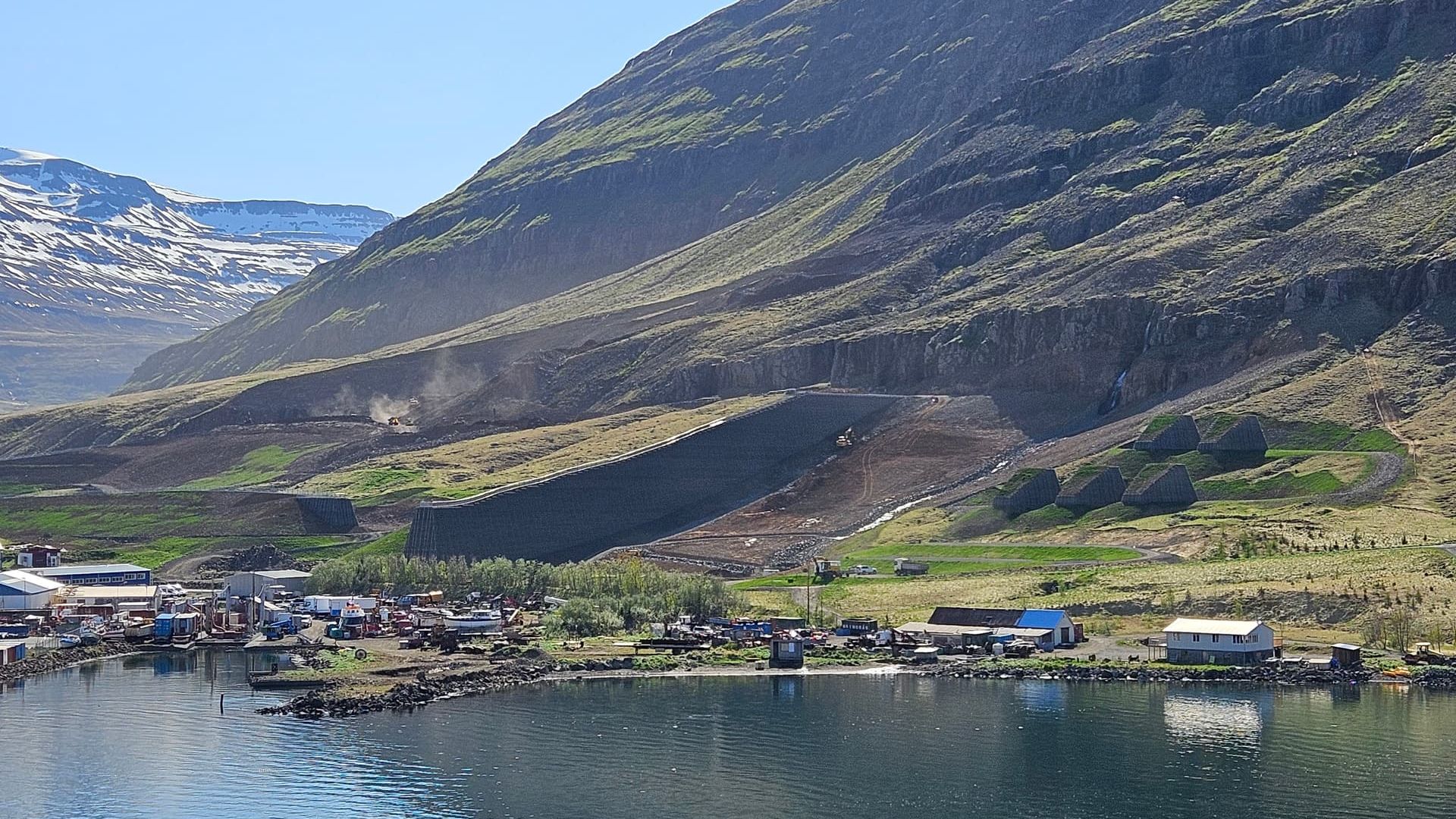 Противолавинные барьеры горы Бьольфур