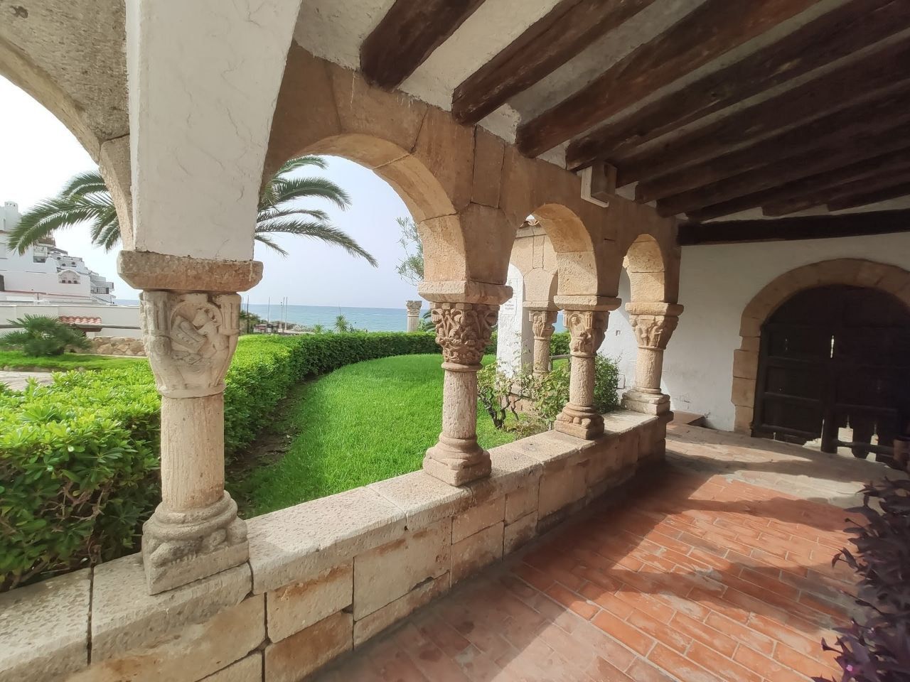 Романский дворик