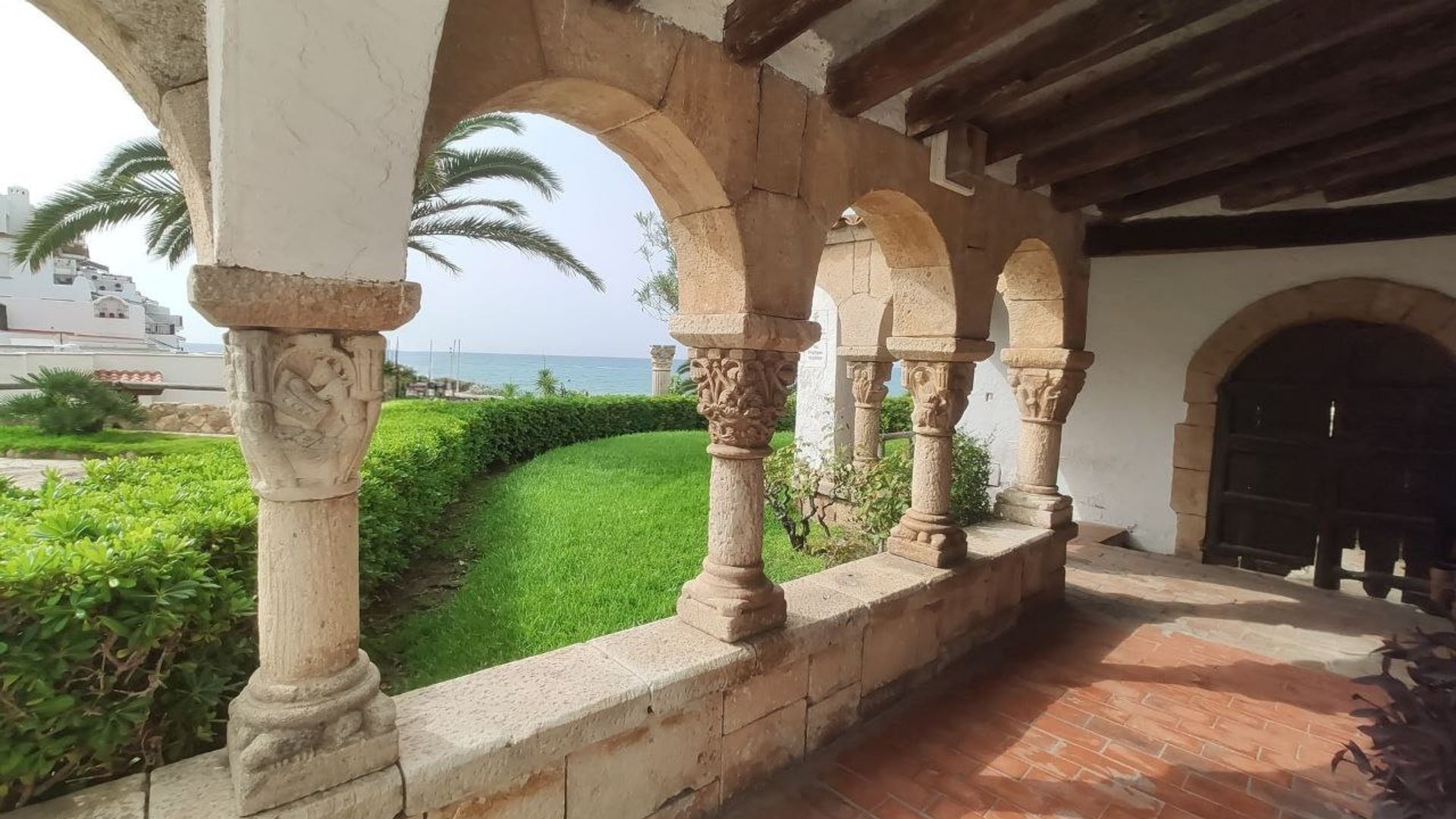 Романский дворик