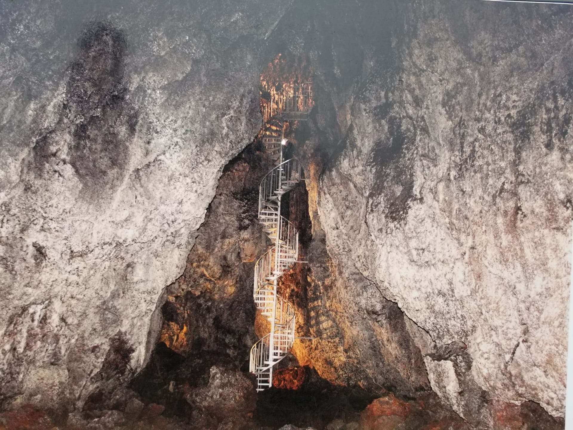 Лавовая пещера Ватнсхеллир