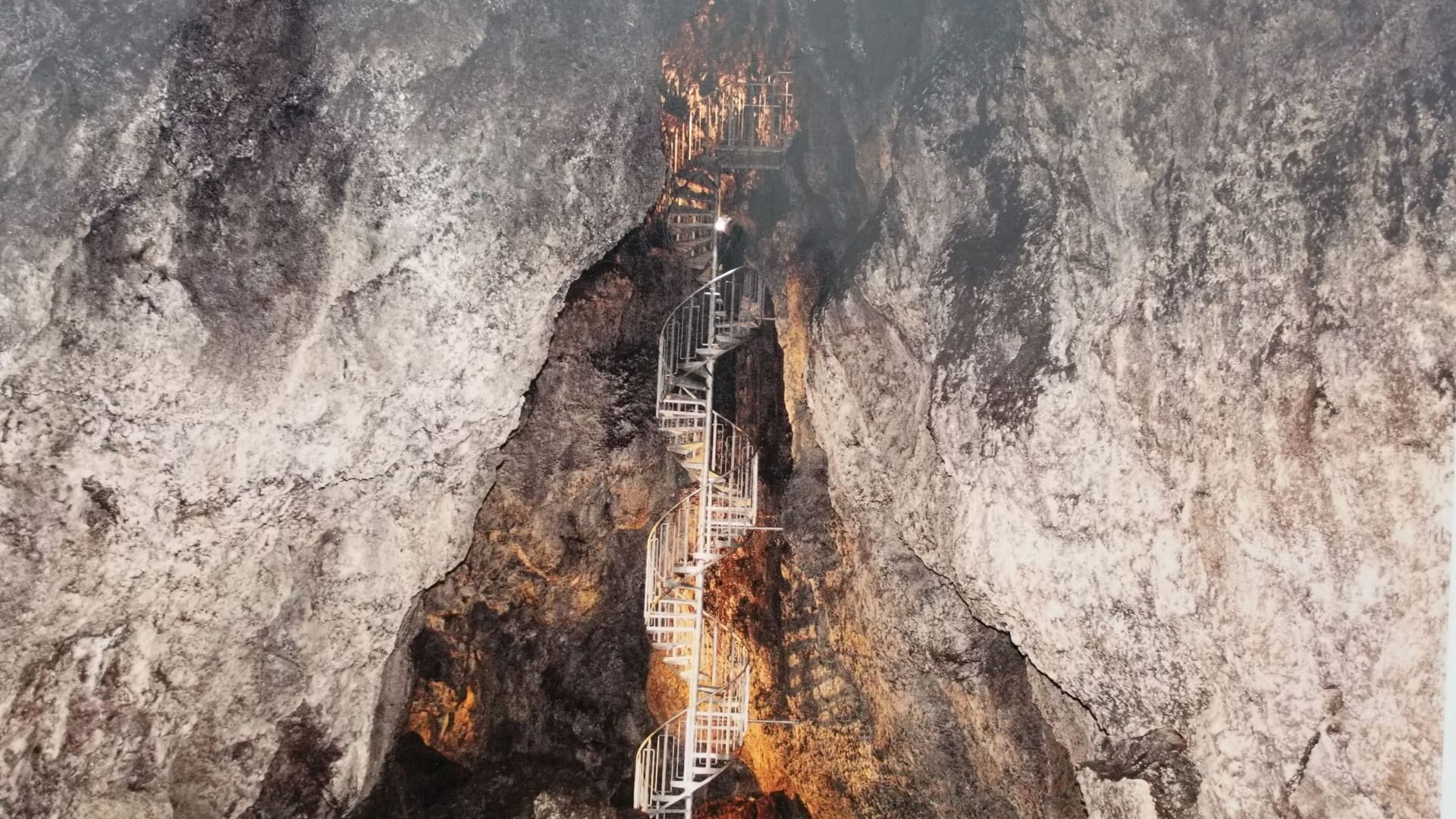 Лавова печера Ватнсхеллір