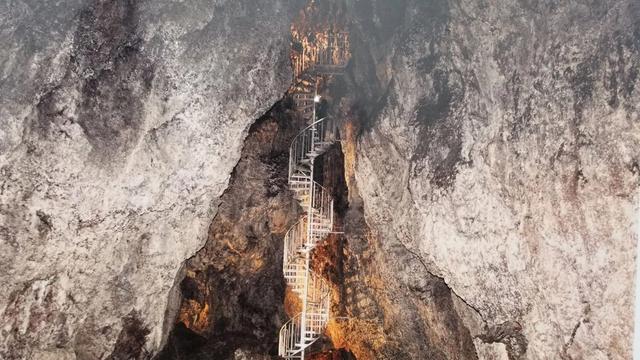 Лавовая пещера Ватнсхеллир