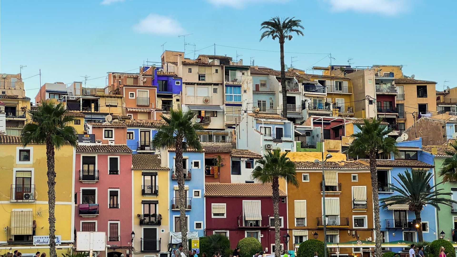 Разноцветные дома Лес-Казес-де-Колорс