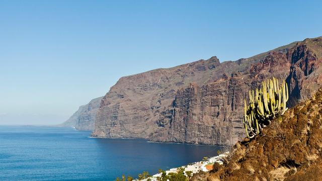 Los Gigantes Cliffs