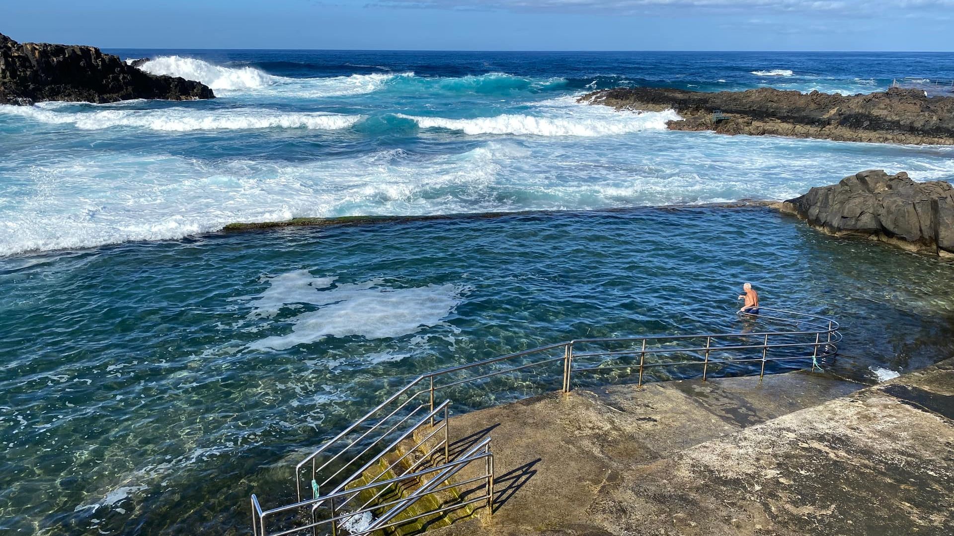 Пляж Эль-Прис и природный бассейн