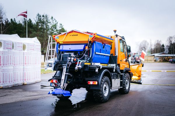 Piegādājām pilnpiedziņas Mercedes Benz Unimog ceļu uzturēšanas automašīnu