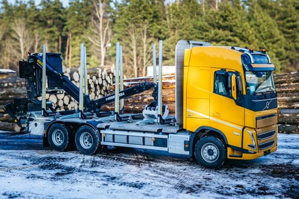 Jauns Volvo kokvedējs ar mūsu ražotu virsbūvi - pieejams apskatei un iegādei.