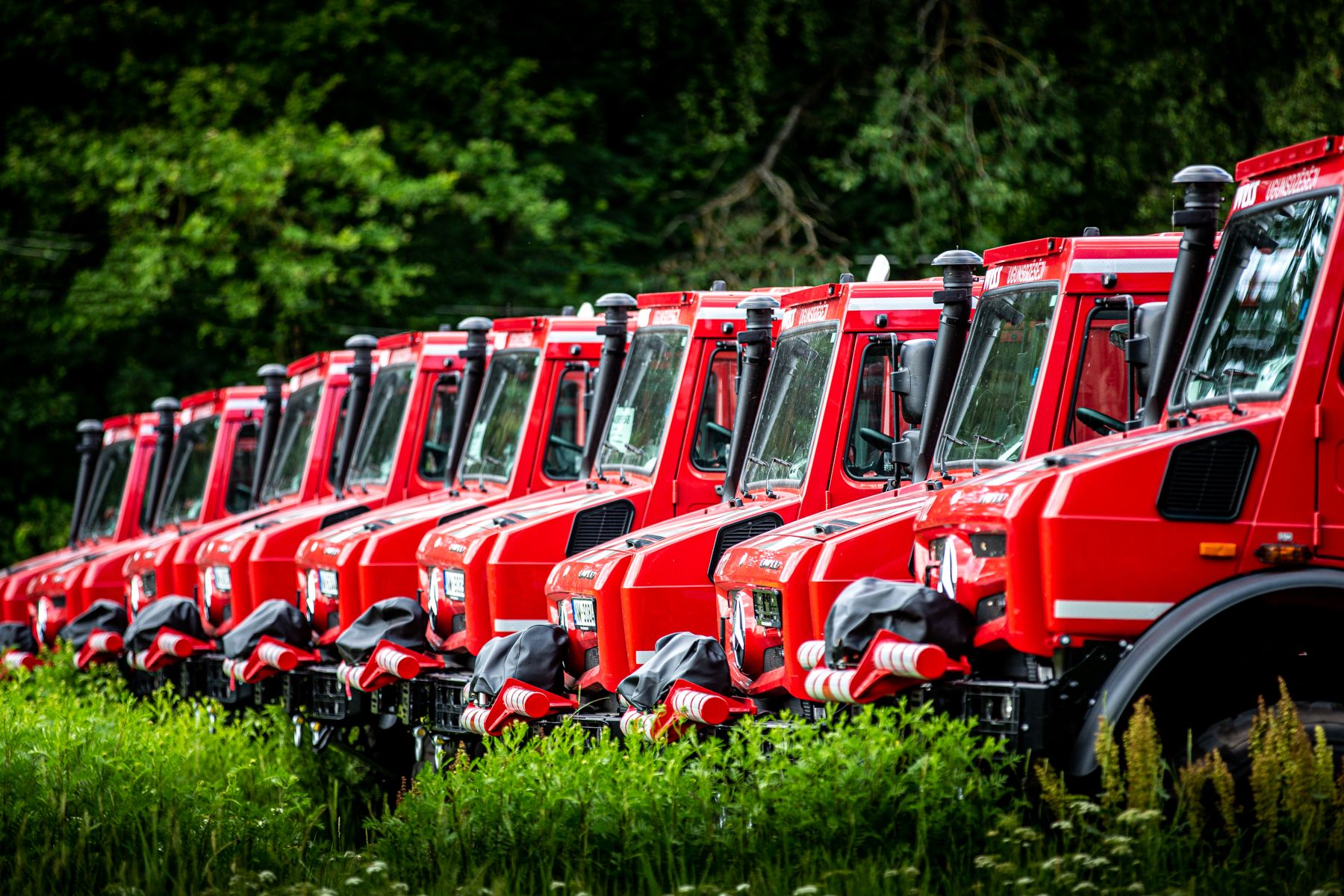 Turpinām piegādāt īpaši aprīkotus Mercedes Benz Unimog