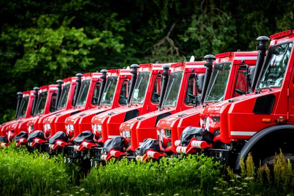 Turpinām piegādāt īpaši aprīkotus Mercedes Benz Unimog