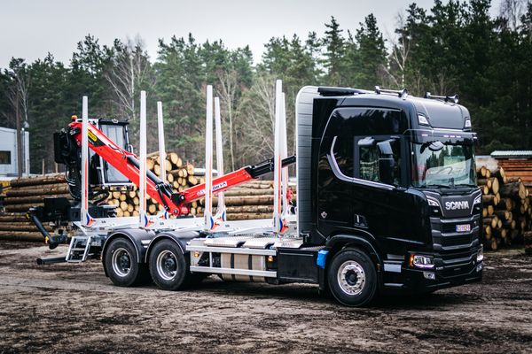 Turpinām apgūt Skandināvijas tirgu un piegādājam kārtējo kokvedēju ar mūsu ražotu virsbūvi.