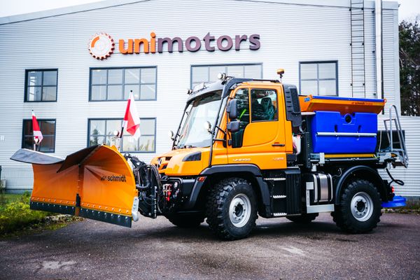 Piegādājām pilnpiedziņas Mercedes Benz Unimog ceļu uzturēšanas automašīnu