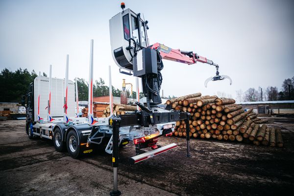 Turpinām apgūt Skandināvijas tirgu un piegādājam kārtējo kokvedēju ar mūsu ražotu virsbūvi.