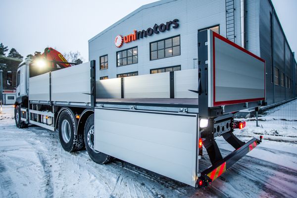 Jauna būvmateriālu transportēšanas automašīna