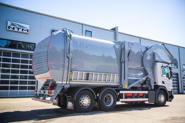 Jauna atkritumu savākšanas automašīna