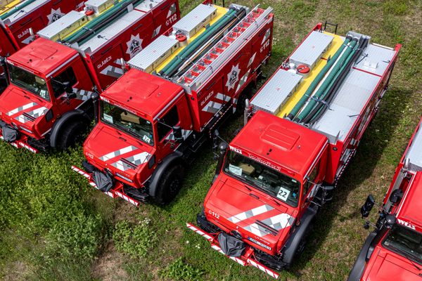 Turpinām piegādāt īpaši aprīkotus Mercedes Benz Unimog