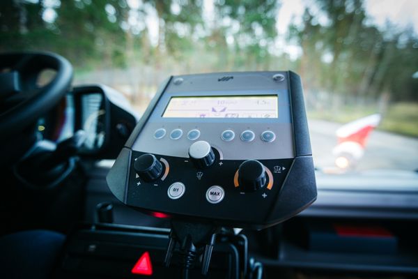 Piegādājām pilnpiedziņas Mercedes Benz Unimog ceļu uzturēšanas automašīnu