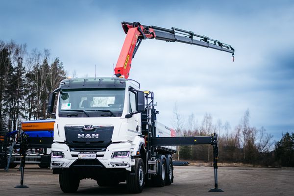 Pieejams iegādei uzreiz - Palfinger manipulators ar 5T celtspēju.