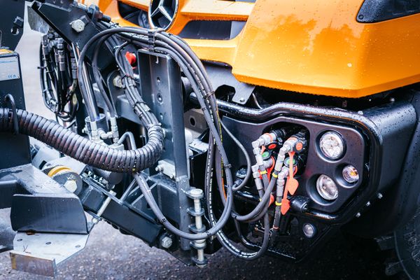 Piegādājām pilnpiedziņas Mercedes Benz Unimog ceļu uzturēšanas automašīnu