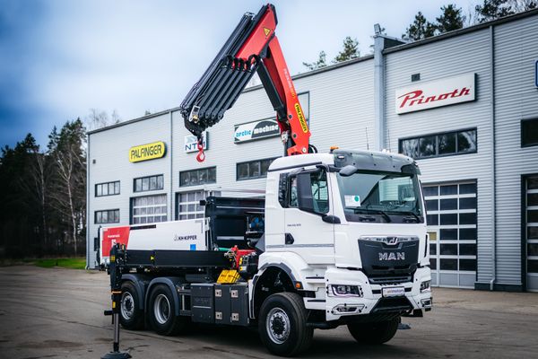 Pieejams iegādei uzreiz - Palfinger manipulators ar 5T celtspēju.