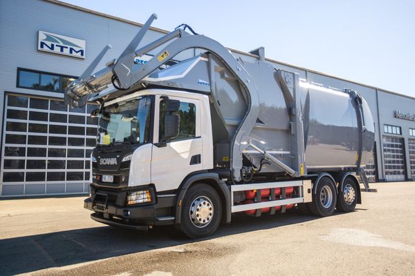 Jauna atkritumu savākšanas automašīna