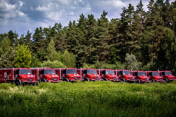 Turpinām piegādāt īpaši aprīkotus Mercedes Benz Unimog