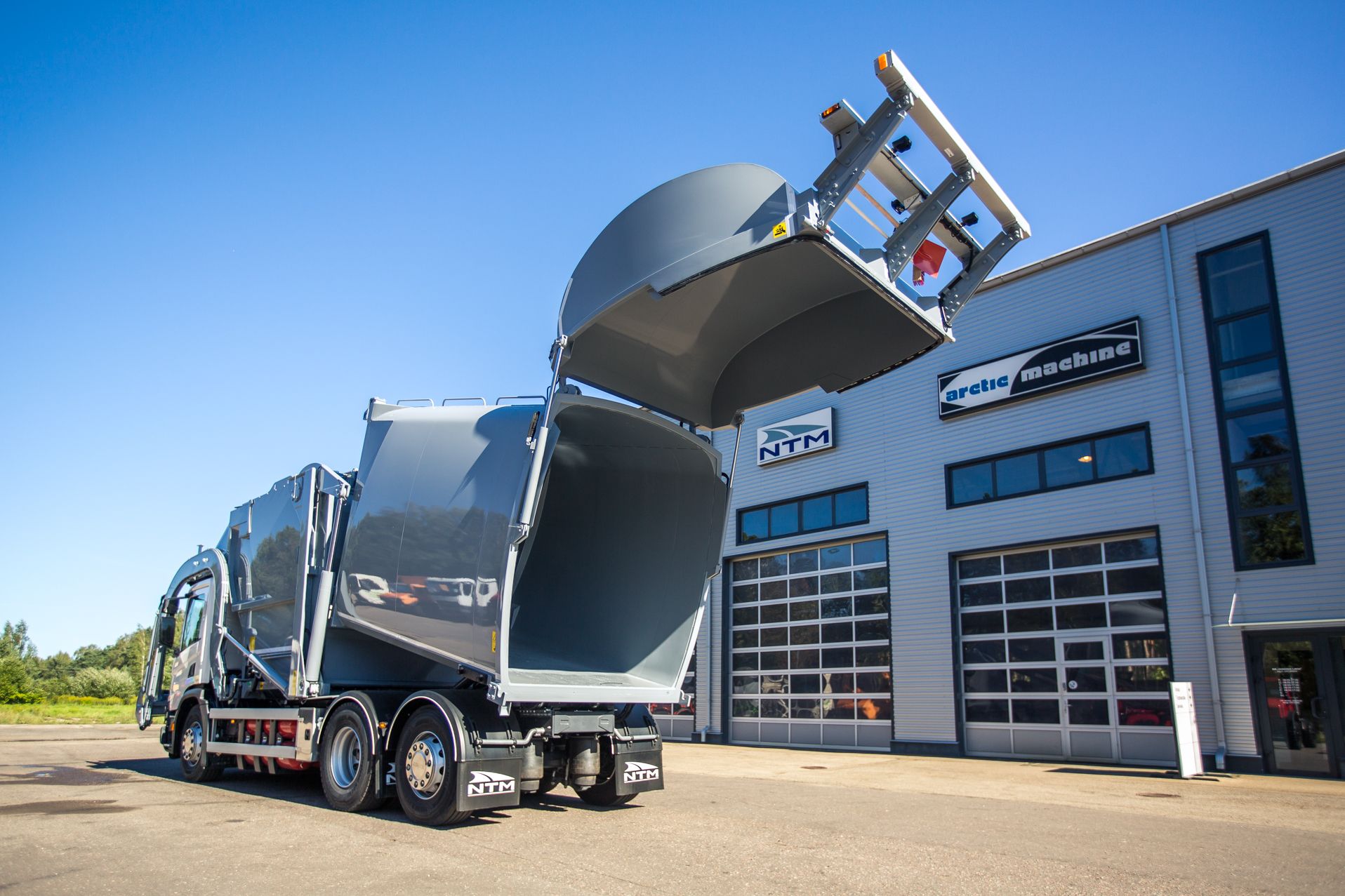 Jauna atkritumu savākšanas automašīna